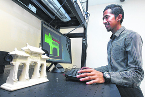 研究人员用一台采用光学技术的三维摄像机扫描模型，可准确地测量出模型的各个部件尺寸。
