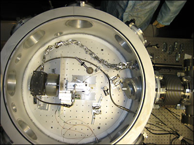 图2：真空腔室的内部布局：激光束从右侧射入；气体喷嘴放置腔室中心位置，其内部发生电子加速。实际加速距离大约为1英寸。